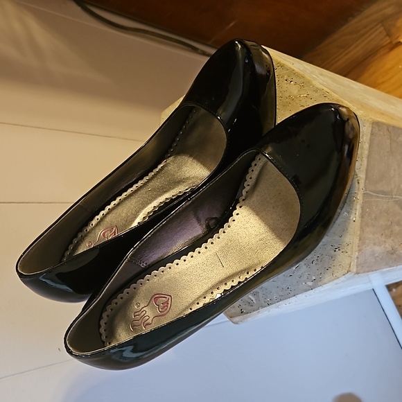 Women's black patent leather, size 9W heels - Picture 4 of 7